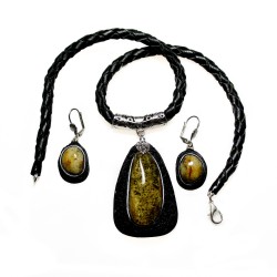 Parure d'ambre vert et cuir noir