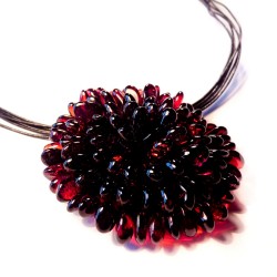 Pendentif Ambre en forme de fleur couleur cognac