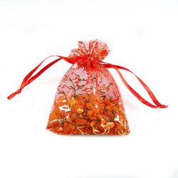 Sachet d'ambre brut dans son sachet d'organza rouge