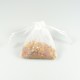Sachet d'ambre naturel brut dans son sachet d'organza blanc