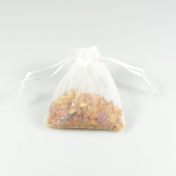 Sachet d'ambre naturel brut dans son sachet d'organza blanc