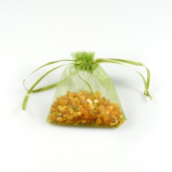 Sachet d'ambre naturel brut dans son sachet d'organza vert