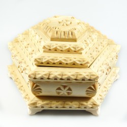 Boîte à bijoux en bois brut sculpté